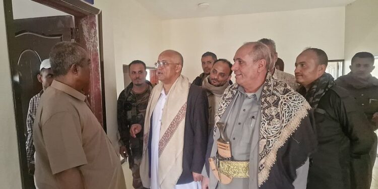 وكيل   تعز يطّلع على مستوى الأداء وسير العمل في  المظفر