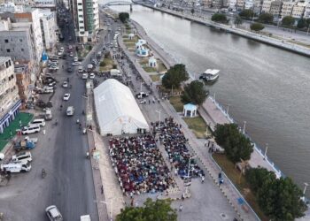 وكيل حضرموت   يشارك في خيمة إفطار الصائمين بخور المكلا