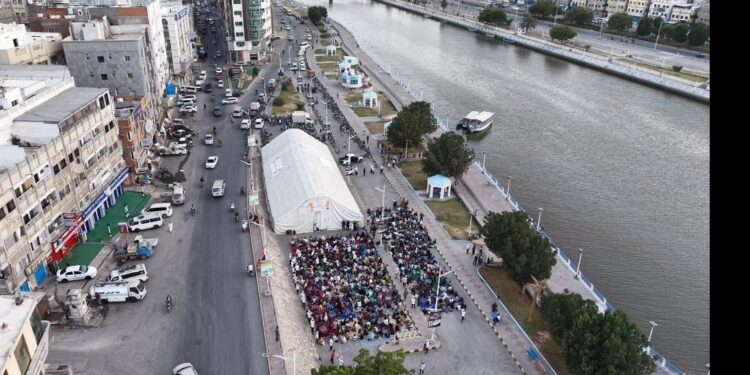 وكيل حضرموت   يشارك في خيمة إفطار الصائمين بخور المكلا