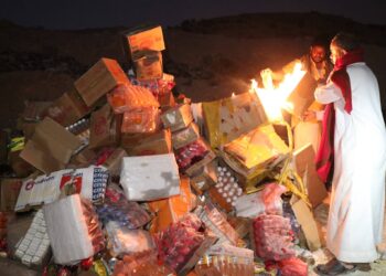 مكتب الصناعة بالمهرة يتلف كميات من المواد الغذائية المنتهية الصلاحية