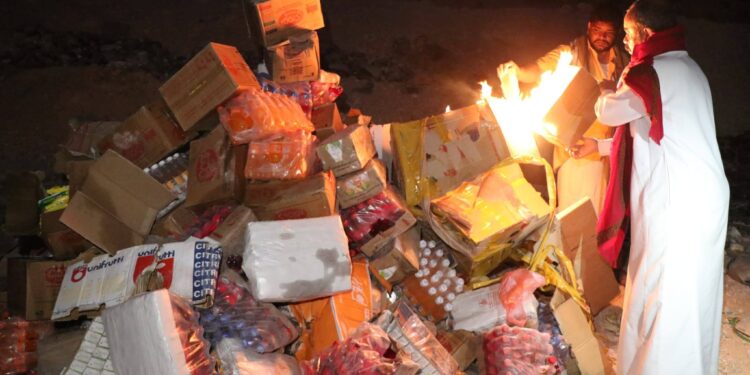 مكتب الصناعة بالمهرة يتلف كميات من المواد الغذائية المنتهية الصلاحية