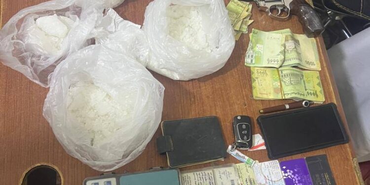 ضبط كميات من مخدر الشبو بالمهره وتلقي القبض على أحد المروجين في شحن