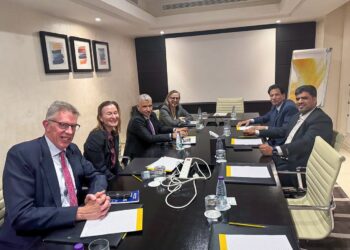 محافظ المهرة  يستعرض مع فريق المبعوث الاممي خصوصية المحافظة وأوضاعها العامة