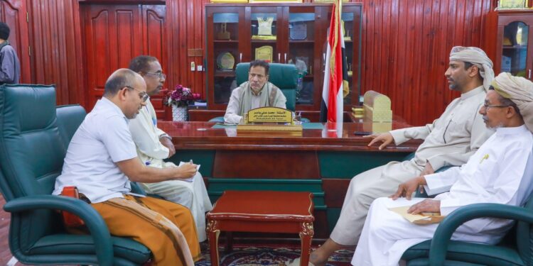 محافظ المهرة يناقش الأوضاع الصحية واحتياجات المرافق من الوقود