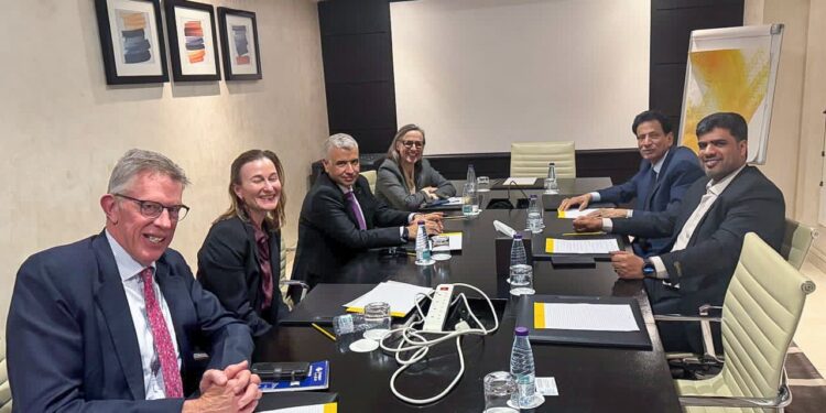 محافظ المهرة  يستعرض مع فريق المبعوث الاممي خصوصية المحافظة وأوضاعها العامة