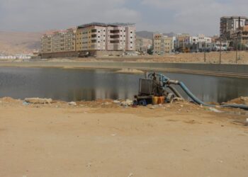 وكيل حضرموت يوجه بمعالجة المياه الراكدة في خور المكلا