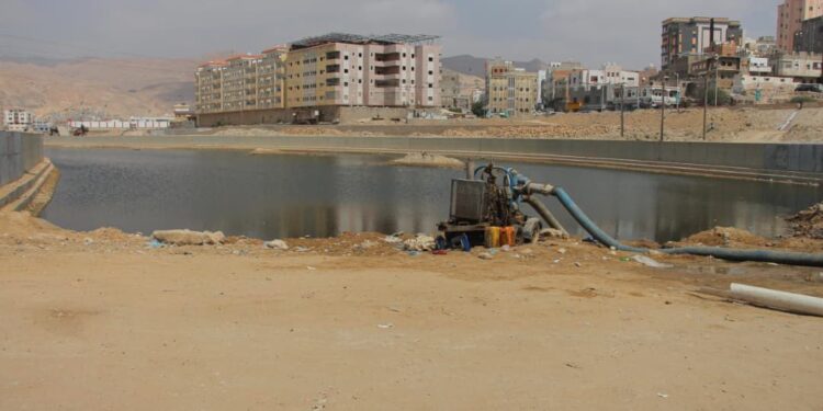 وكيل حضرموت يوجه بمعالجة المياه الراكدة في خور المكلا