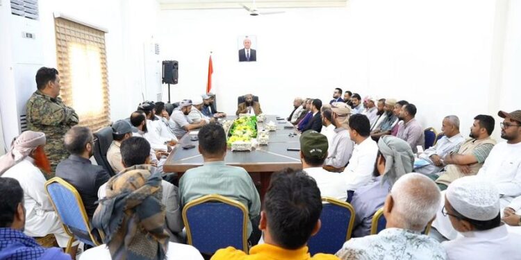 وزير الأوقاف يترأس اجتماعاً موسعاً لقيادة وموظفي الوزارة بعدن