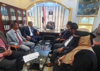 وزير الإدارة المحلية يجتمع بقيادة وموظفي الوزارة في عدن