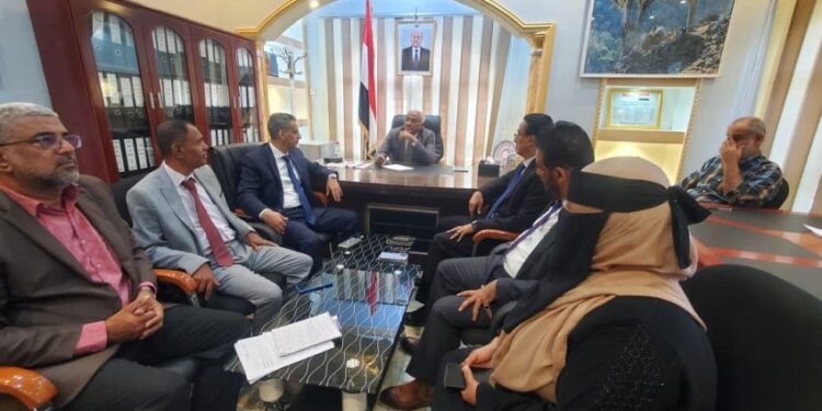 وزير الإدارة المحلية يجتمع بقيادة وموظفي الوزارة في عدن