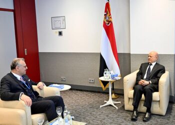 العليمي يبحث مع كبير مستشاري ترامب سبل دعم الدولة اليمنية وردع المشروع الإيراني