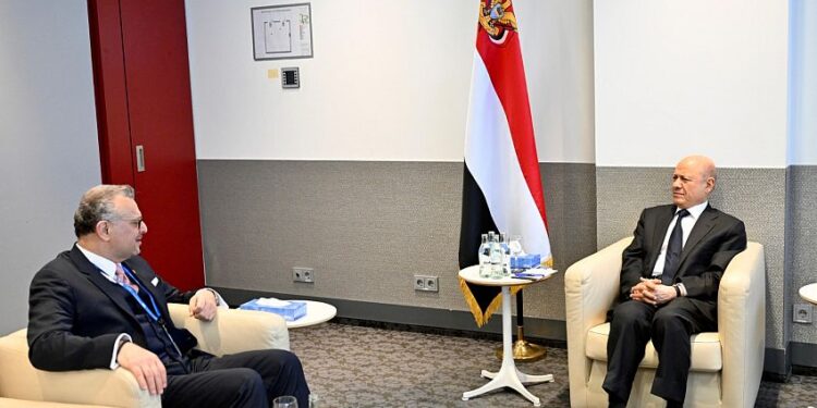 العليمي يبحث مع كبير مستشاري ترامب سبل دعم الدولة اليمنية وردع المشروع الإيراني