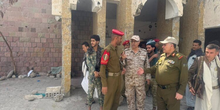 قائد محور تعز يزور المنفذ الشرقي  ومواقع متقدمة في جبهات شمال المدينة