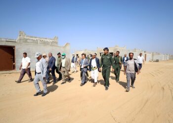 محافظ حجة  يتفقد سير العمل في مشروع إنشاء مجمع سكني للنازحين