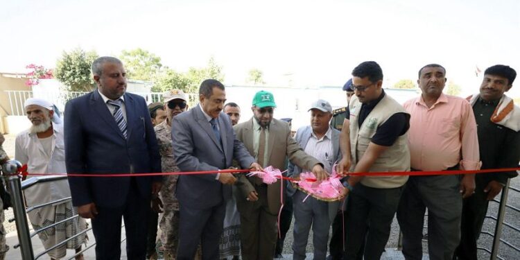 محافظ حجة يدشن وحدة الغسيل الكلوي بمركز الجعدة الصحي