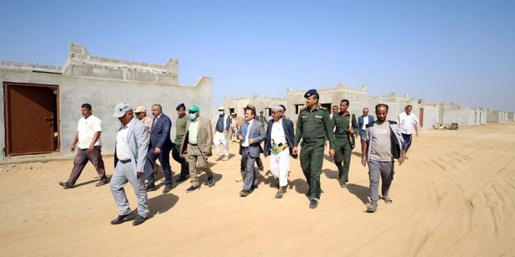 محافظ حجة  يتفقد سير العمل في مشروع إنشاء مجمع سكني للنازحين