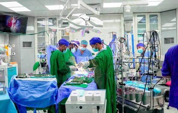 الجيلاني يدشن المخيم الطبي لقسطرة وجراحة قلب الأطفال والبالغين بالمكلا