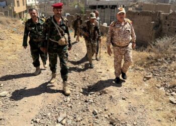 قائد محور تعز يزور الخطوط الأمامية في الجبهات المحيطة بالمدينة