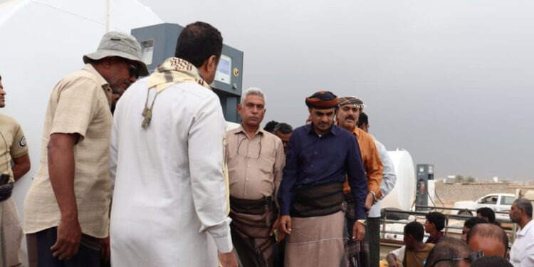 السقطري يدشن محطة لشركة النفط في سقطرى