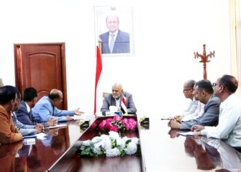 اجتماع في تعز يناقش تنفيذ الخطط المالية والإيرادية بكفاءة وتعزيز الشفافية