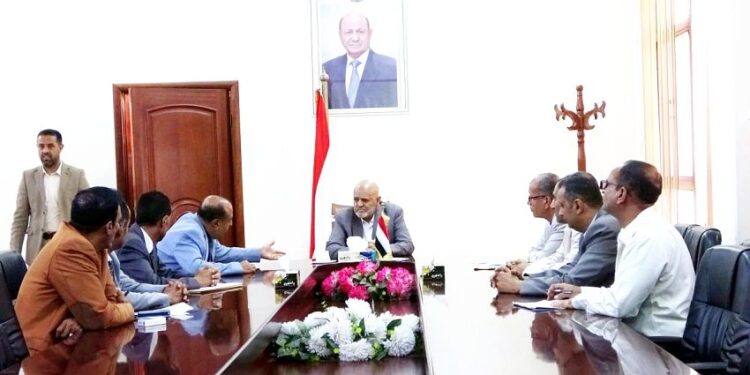 اجتماع في تعز يناقش تنفيذ الخطط المالية والإيرادية بكفاءة وتعزيز الشفافية