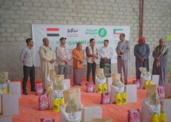 السعيدي يدشّن توزيع 1881 سلة غذائية بسيئون
