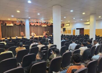 سيئون تشهد عرضاً مسرحياً غنائياً يجسّد قضايا المبدعين الشباب