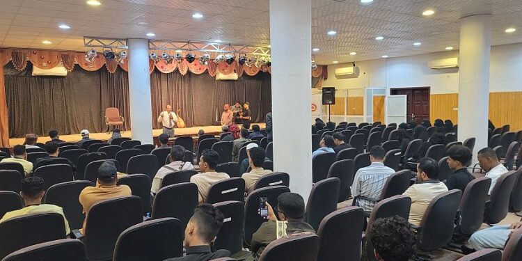 سيئون تشهد عرضاً مسرحياً غنائياً يجسّد قضايا المبدعين الشباب