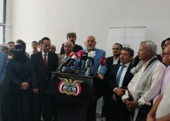 محافظ تعز يدشن أول رحلة لليمنية من مطار المخا الدولي