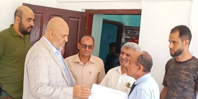 شدد على تعزيز الانضباط الوظيفي  محافظ تعز يتفقد المرافق الحكومية في أول أيام شهر رمضان
