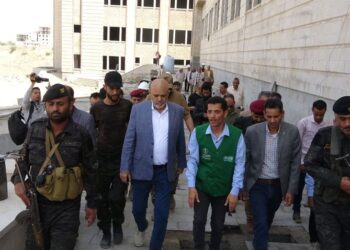 محافظ تعز يتفقد تنفيذ مشروعَي شبكة الصرف الصحي والمجمع الطبي