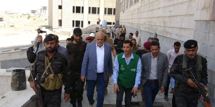 محافظ تعز يتفقد تنفيذ مشروعَي شبكة الصرف الصحي والمجمع الطبي