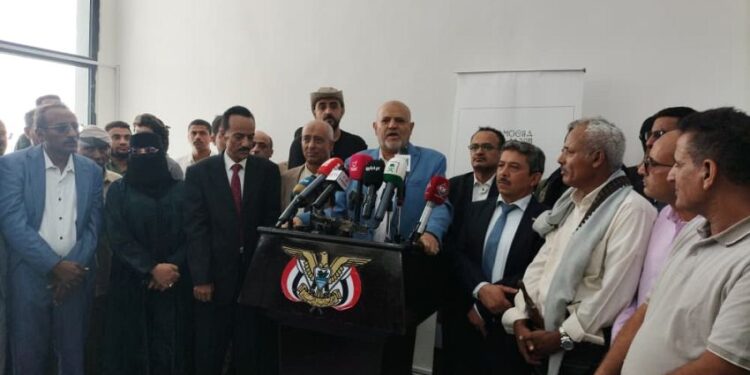 محافظ تعز يدشن أول رحلة لليمنية من مطار المخا الدولي