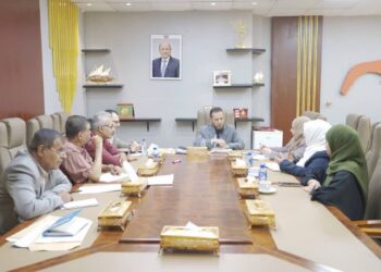 لقاء بعدن يناقش آلية تعزيز التنسيق بين السلطة المحلية واللجنة الوطنية للتحقيق