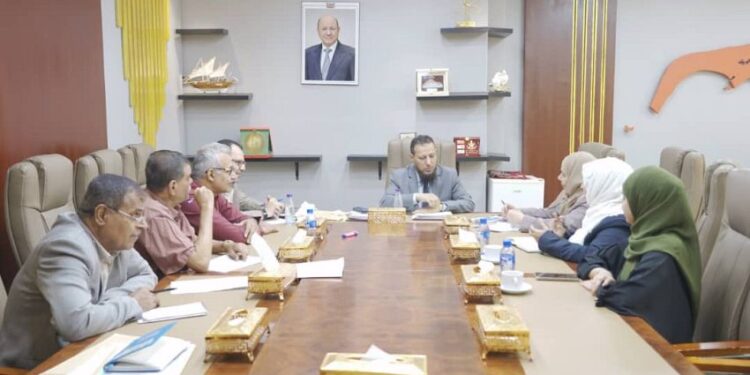 لقاء بعدن يناقش آلية تعزيز التنسيق بين السلطة المحلية واللجنة الوطنية للتحقيق