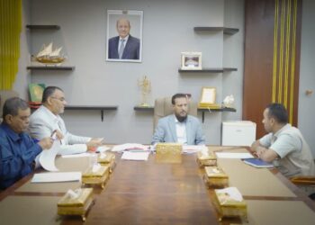 محافظ عدن يناقش سير المشاريع النفذه من  جمعية العون الكويتية