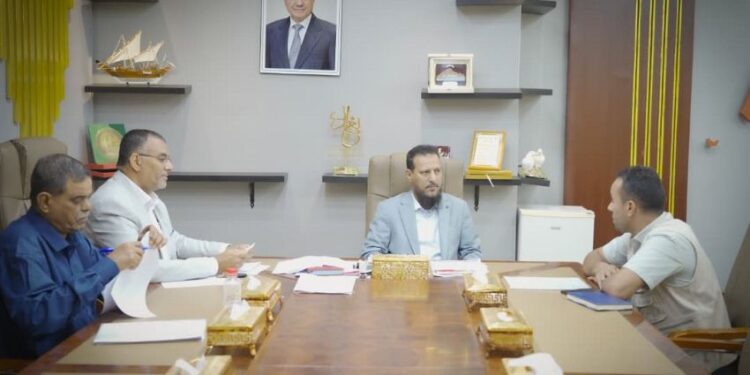 محافظ عدن يناقش سير المشاريع النفذه من  جمعية العون الكويتية