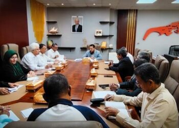 محافظ عدن  يناقش آليات الحفاظ على التنوع الجيولوجي والبيئي للمدينة