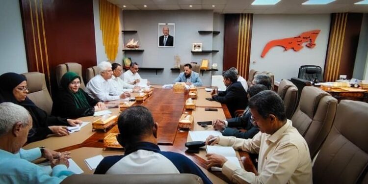 محافظ عدن  يناقش آليات الحفاظ على التنوع الجيولوجي والبيئي للمدينة