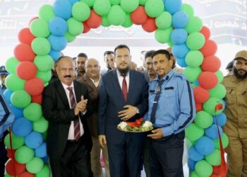 العمري وشيخ يفتتحان مركز الفحص الدوري للمركبات بعدن