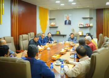 محافظ عدن يشدد على ضرورة معالجة إشكاليات الغاز وزيادة حصة المحافظة