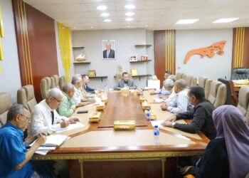 محافظ عدن يناقش نشاط وخطط الصندوق الاجتماعي للتنمية