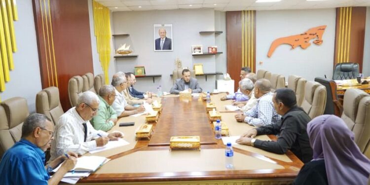 محافظ عدن يناقش نشاط وخطط الصندوق الاجتماعي للتنمية