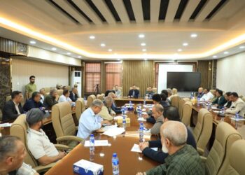 محافظ عدن  يشدد  على رفع مستوى الأداء الخدمي