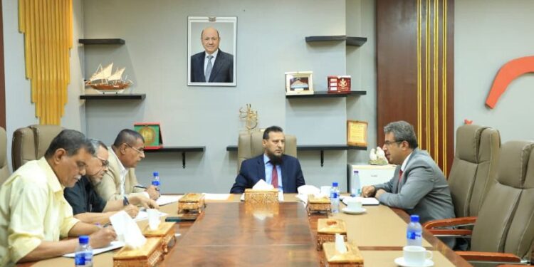 محافظ عدن يناقش دور هيئة المواصفات   في ضبط الجودة وحماية المستهلك