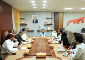 محافظ عدن يبحث سبل تعزيز حماية المدنيين ويدشن حمله نظافه واسعه