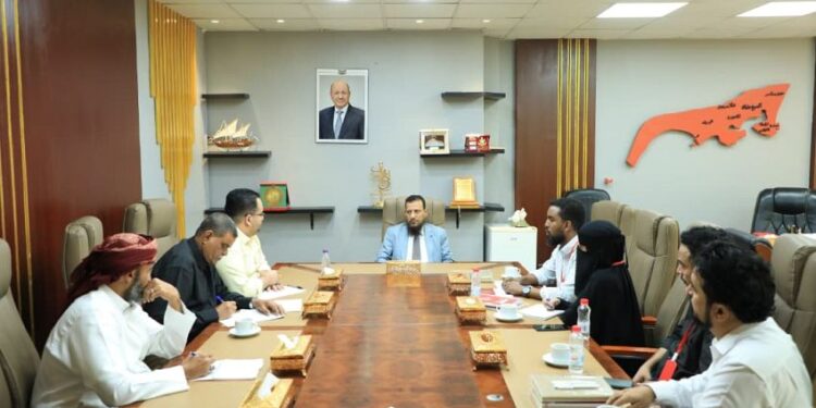 محافظ عدن يبحث سبل تعزيز حماية المدنيين ويدشن حمله نظافه واسعه