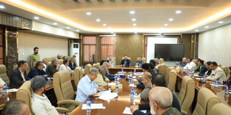 محافظ عدن  يشدد  على رفع مستوى الأداء الخدمي