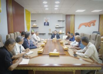 محافظ عدن يوجّه بسرعة معالجة أزمة الغاز