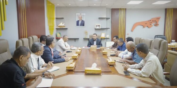 محافظ عدن يوجّه بسرعة معالجة أزمة الغاز